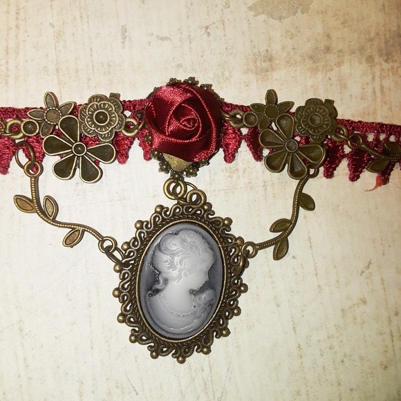 Red Rose Crochet Cameo Pendant Choker Bib Necklace - Picture 7 of 8